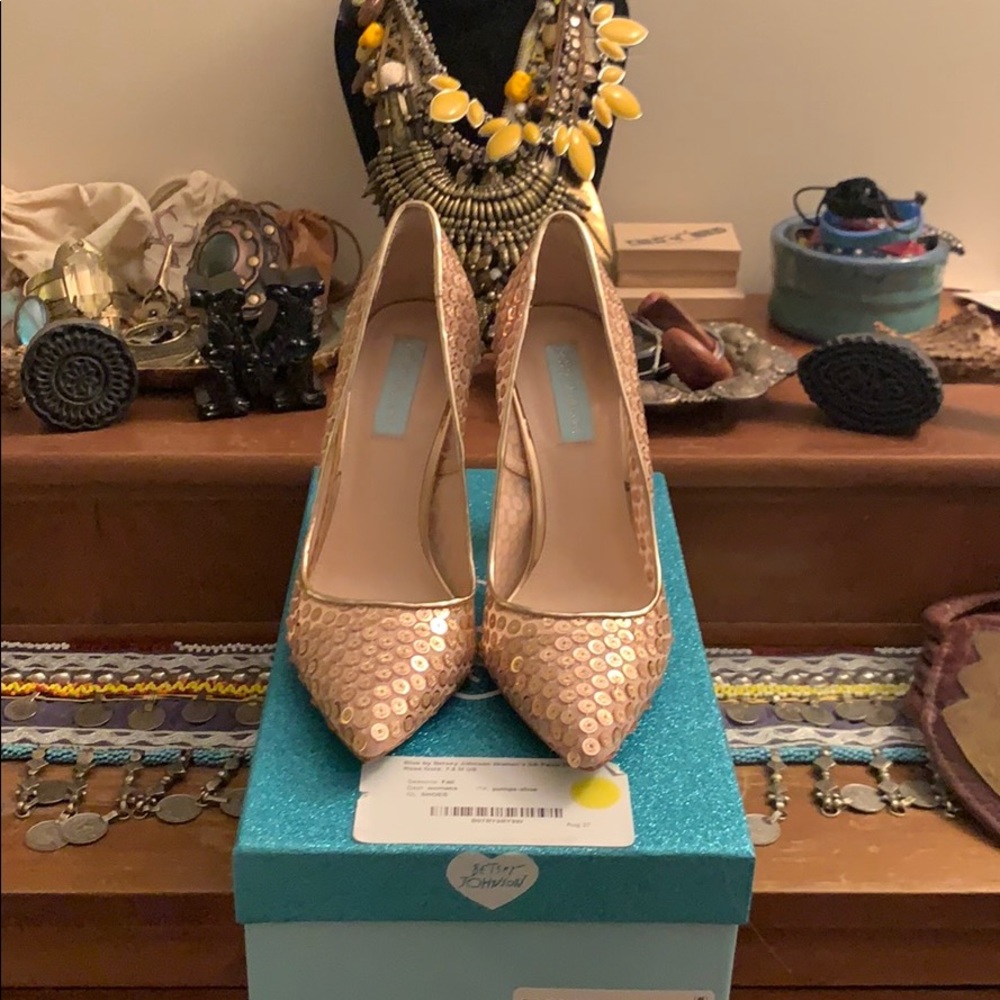 Blue by Betsey Johnson Paula Rose Gold Pumps (7.5)